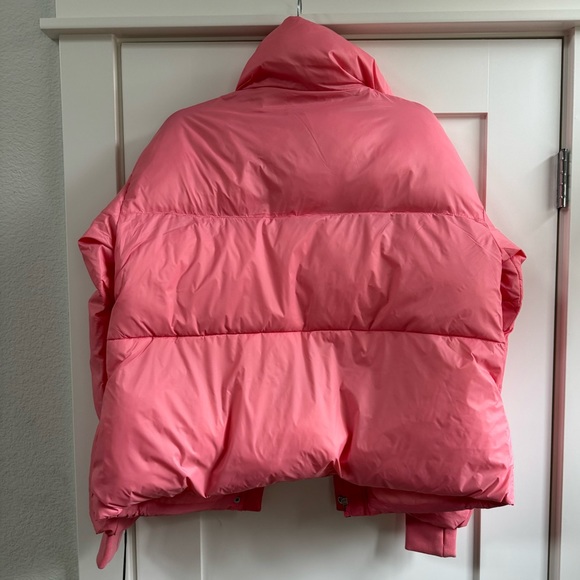 New with tags UGG Vickie pink Puffer Jacket. Size M - Picture 10 of 13